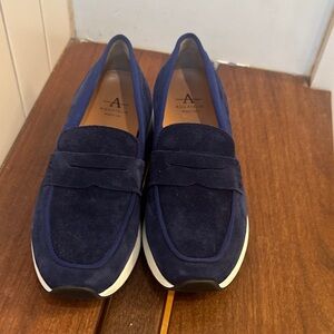 Aquatalia Krizza Luxe Suede Women's Loafers, EUC! Women’s size 5.5.